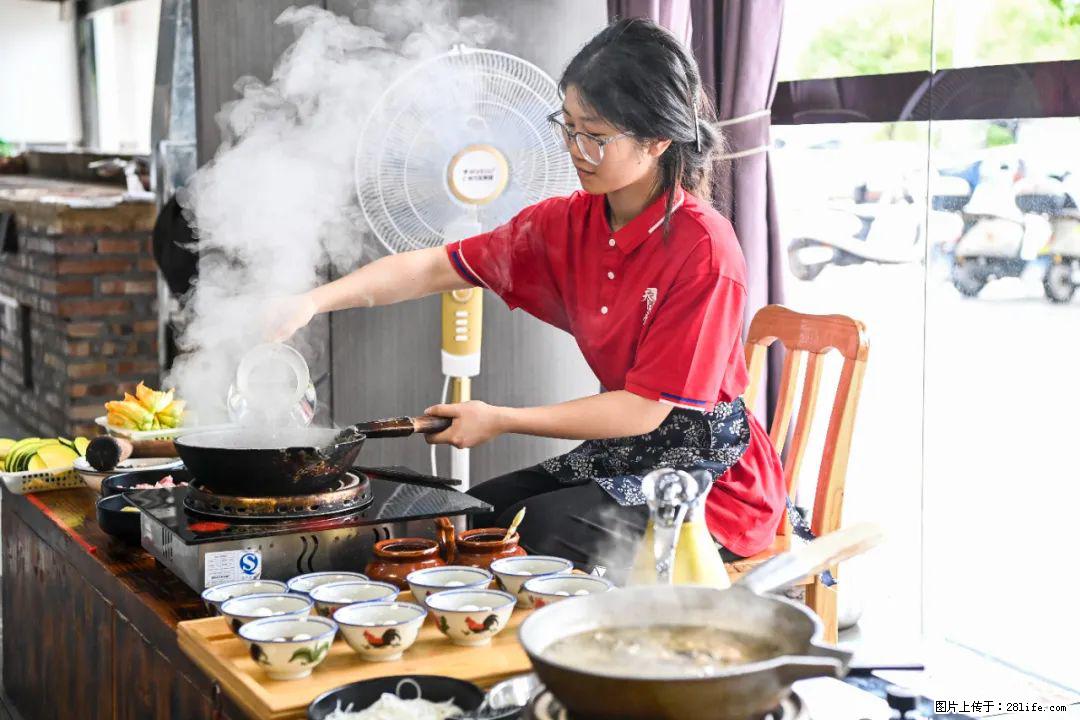 全网追的“扁担女孩”，找了一份暑假工，时薪12元 - 益阳生活资讯 - 益阳28生活网 yiyang.28life.com